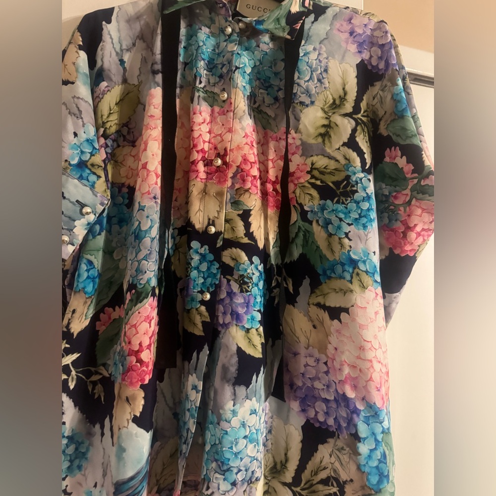 Gucci Multicolored Hydrangea Print Silk
Cape Blouse S Gucci